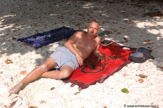 ISOLE PERHENTIAN - Francesco in relax a Turtle Beach sul nuovo pareo rosso acquistato al Mama's