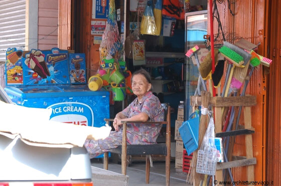 KUALA BESUT - Una nonnetta seduta davanti al suo emporio