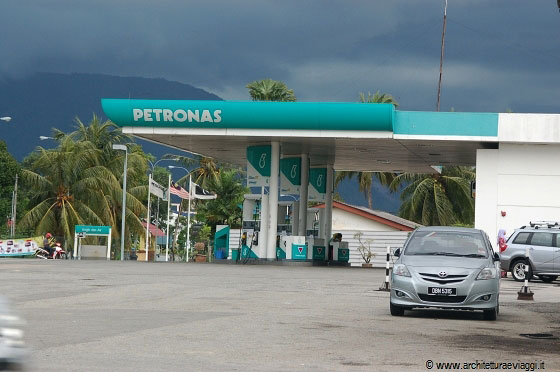 TERENGGANU - Un distributore di benzina del colosso asiatico Petronas
