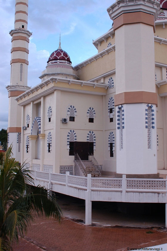 JERTEH - La moschea è costruita su una piattaforma sopraelevata sul lato posteriore e laterale