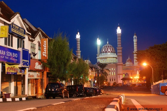 JERTEH - Un'immagine notturna della moschea cittadina