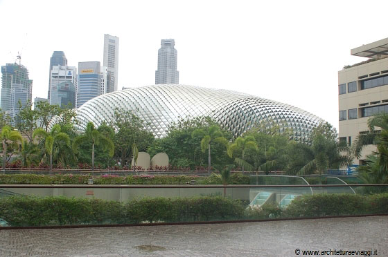 SINGAPORE - Ci sistemiamo al YMCA di Orchard Road e ci dirigiamo subito a Marina Bay