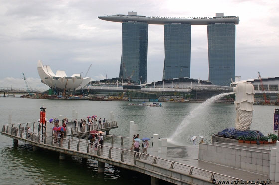 MARINA BAY SANDS - La piscina Infinity, come un grande vascello, sovrasta il tetto del più grande complesso dell'Asia