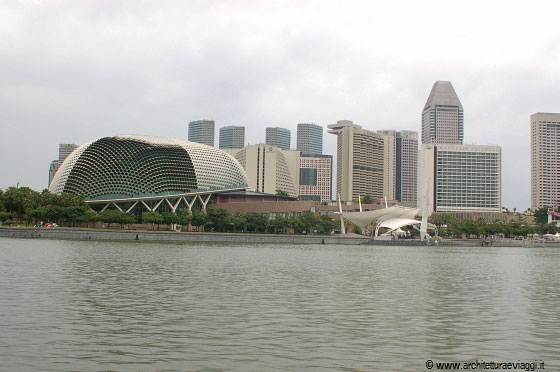 SINGAPORE - L'Esplanade caratterizza lo skyline nord est di Marina Bay