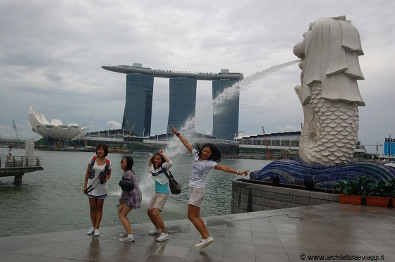 COLONIAL DISTRICT - Il Merlion, la fontana simbolo di Singapore, presso la foce del Singapore River