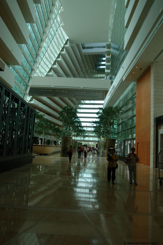 MARINA BAY SANDS - Pavimenti in marmo, rivestimenti lignei e marmorei, vetro per la hall dell'hotel
