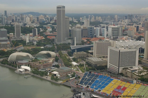SINGAPORE - Dallo Sky Park di Marina Bay Sands si nota come il complesso dell'Esplanade sia ormai parte integrante del paesaggio cittadino
