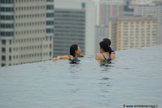 MARINA BAY SANDS - La piscina Infinity con il bordo a sfioro