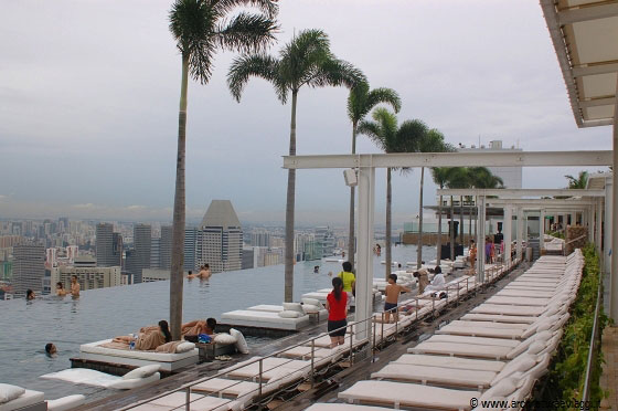 MARINA BAY SANDS - A 200 metri di altezza, sopra le tre torri del Marina Bay Sands ecco la piscina Infinity con vista spettacolare dello skyline di Singapore