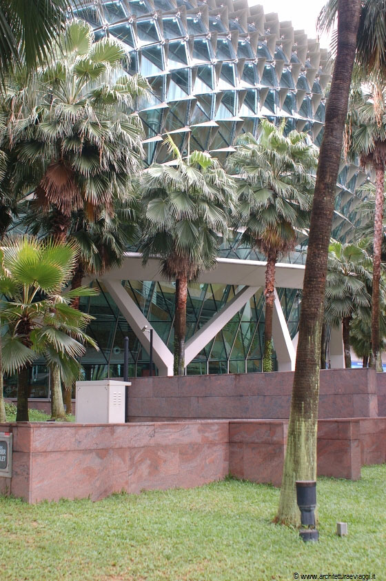 COLONIAL DISTRICT - Il guscio dell'Esplanade ricorda due durian capovolti