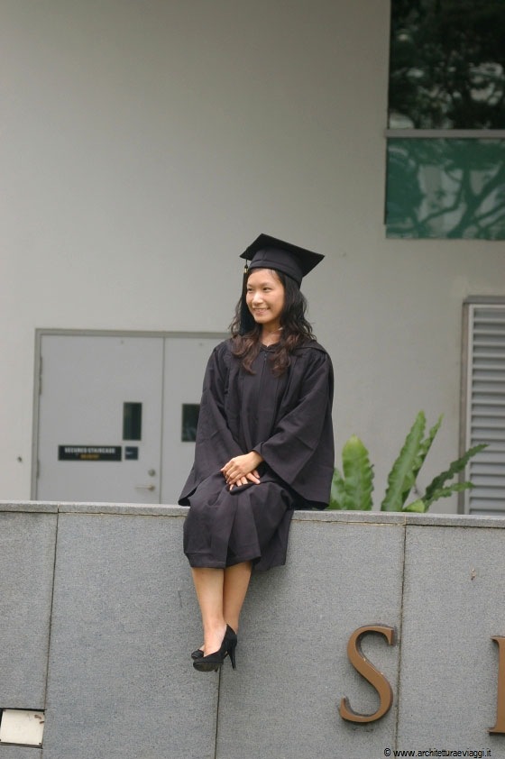 SINGAPORE - Una giovane laureta posa per la foto davanti alla sua Università, Singapore Management University 