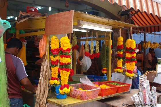 LITTLE INDIA - In vendita corone di fiori per cerimonie induiste