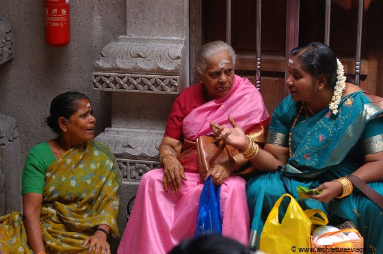 SRI VEERAMAKALIAMMAN TEMPLE - Indiane vestono colorati sari