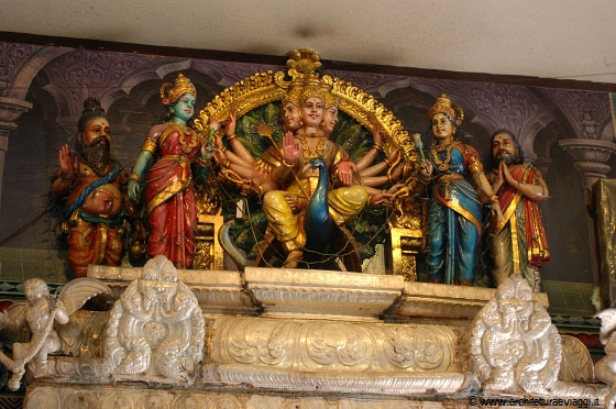 SRI VEERAMAKALIAMMAN TEMPLE - All'interno del tempio la dea Kali è raffigurata in varie pose