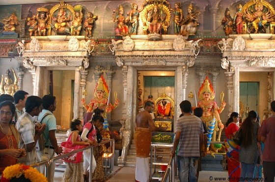 SINGAPORE - Da non perdere le cerimonie induiste del fine settimana nello Sri Veeramakaliamman Temple