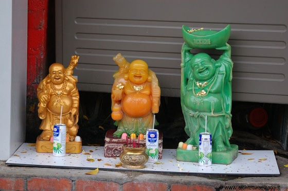 LITTLE INDIA - Statuette di Buddha in oro, ambra e giada per piccolo altare nella soglia di un negozio