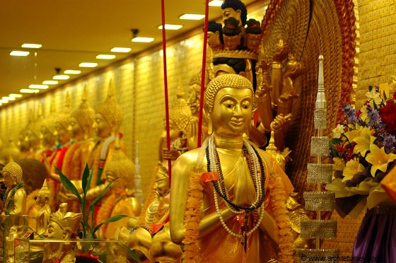 WATERLOO STREET - Buddha dorati in un negozio all'interno del Fu Lu Shou Complex