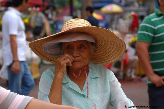 WATERLOO STREET - Questa signora vende fiori davanti al Kwan Im Temple
