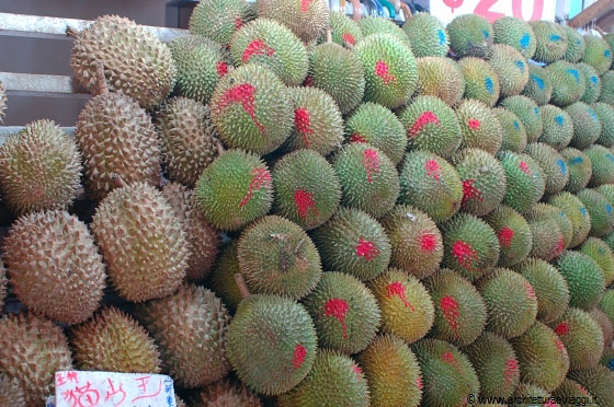 BUGIS STREET - I durian, tradizionali frutti asiatici