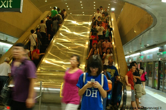 SINGAPORE - Riprendiamo la metro per tornare in hotel, doccia e poi un tuffo nella Chinatown notturna
