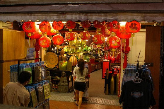 SINGAPORE - I negozi di Chinatown sono aperti fino a sera