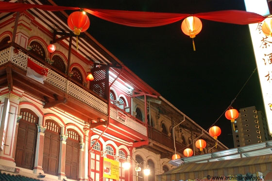 SINGAPORE - Lo spettacolo di Chinatown by night