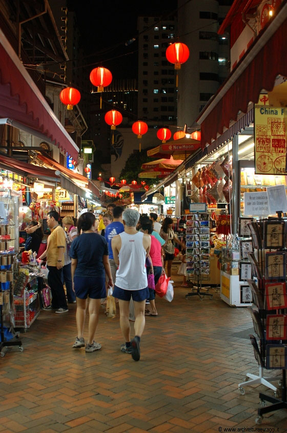 SINGAPORE - Chinatown è un vivace accostamento di attività commerciali e locali notturni