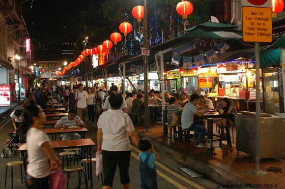 SINGAPORE - Bancarelle di cibo cinese molto frequentate dalla gente del posto