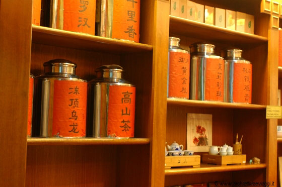 SINGAPORE - La sala da tè Tea Chapter in Neil Rd a Chinatown, al piano terra offre una vasta gamma di accessori per il tè