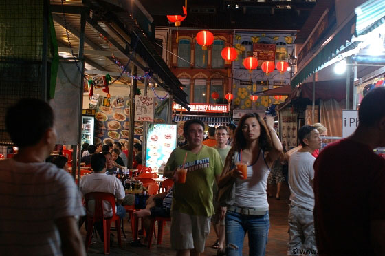 SINGAPORE - E' gradevole passeggiare per le stradine di Chinatown allestite con le lanterne rosse