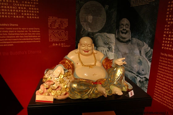 BUDDHA TOOTH RELIC TEMPLE - Nel piccolo museo del tempio il Buddha 