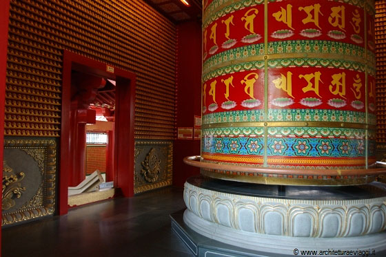 CHINATOWN - La ruota della preghiera nel giardino all'ultimo piano del Buddha Tooth Relic Temple