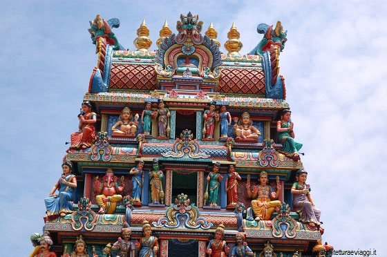 CHINATOWN - Particolare del gopuram dello Sri Mariamman Temple