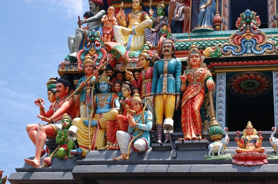 CHINATOWN - Il variopinto gopuram dello Sri Mariamman Temple con figure in gesso che rappresentano Brahma, Vishnu e Shiva