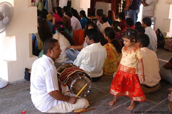 CHINATOWN - All'interno dello Sri Mariamman Temple, durante la cerimonia, questa bambina si muove a ritmo dei tamburi