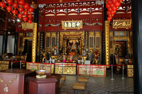 THIAN HOCK KENG TEMPLE - I soffitti dorati sono decorati con incisioni che rappresentano storie ed eroi della tradizione folkloristica cinese