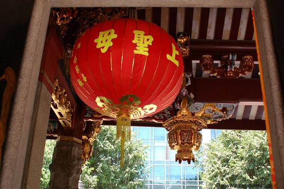 SINGAPORE - Lanterne rosse all'ingresso del Thian Hock Keng Temple