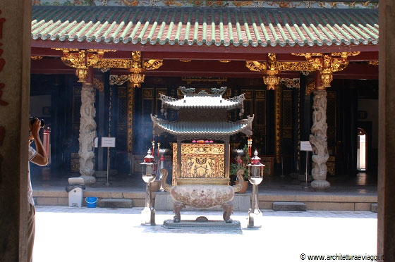 CHINATOWN - L'urna brucia i bastoncini di incenso nel grande patio del Thian Hock Keng Temple