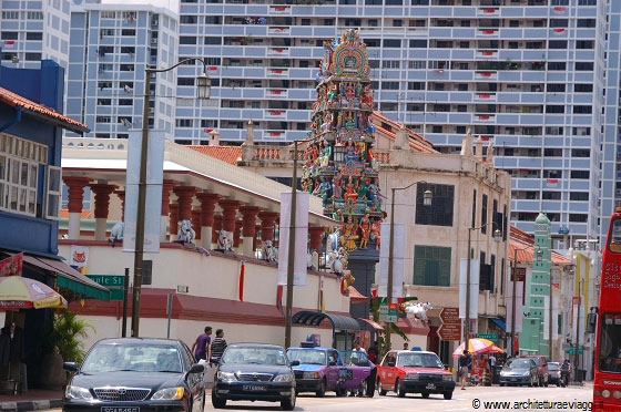 SINGAPORE - Cacofonia di stili in South Bridge Road: il tempio indiano Sri Mariamman Temple, la Masjid Jamae Mosque, il condominio moderno