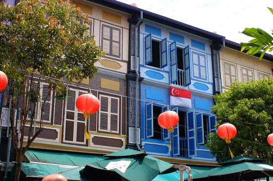 CHINATOWN - Lanterne colorate si stagliano sulle vivaci facciate delle shophouse cinesi