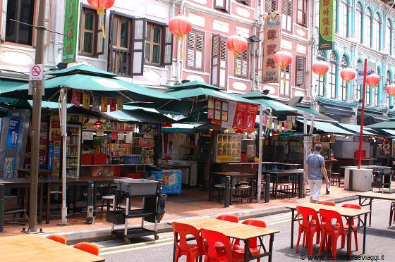 SINGAPORE - Bancarelle di cibo cinese e i tavoli per la consumazione in Smith Street
