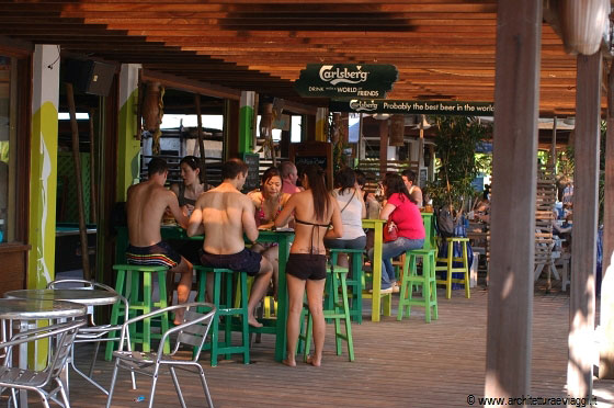 SENTOSA ISLAND - Bar sulla spiaggia, ideali per fare conoscenze e divertirsi 
