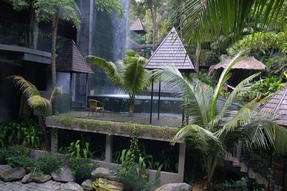 SINGAPORE - Una bella doccia sotto la cascata del Siloso Beach Resort è quel che ci vuole dopo una calda giornata in città!