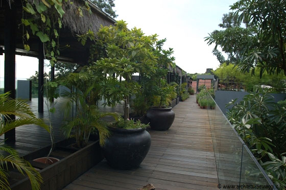 SILOSO BEACH RESORT - Il tetto giardino con pavimentazione in legno, pergolati e piante