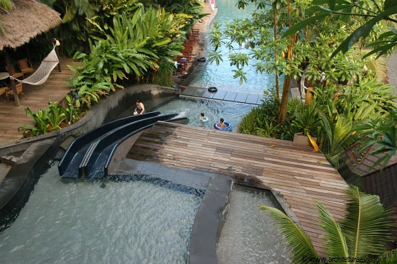 SILOSO BEACH RESORT - Scivoli per tuffi e piattaforme in legno per rilassarsi: non solo nuoto in questa invitante piscina!