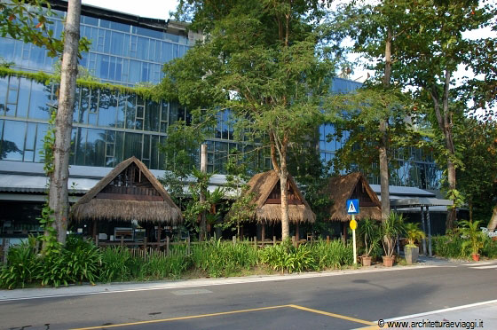 SENTOSA ISLAND - L'ingresso del Siloso Beach Resort su Siloso Beach Walk, la strada che da Beach Station conduce a Siloso Beach