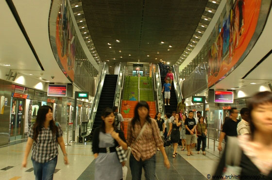 SINGAPORE - Il via vai che si percepisce nella stazione metro
