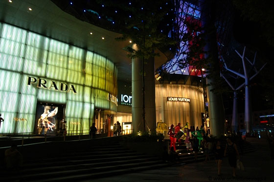 SINGAPORE - Lungo Orchard Road si trova un vasto assortimento di centri commerciali che offrono la scelta di prestigiosi articoli di marca