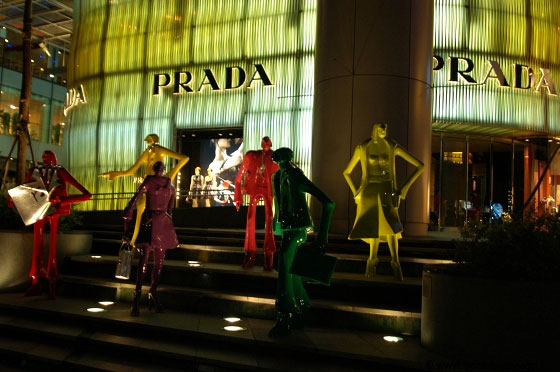 ORCHARD ROAD - Manichini illuminati a Ion Orchard di fronte alla vetrina di Prada, sembrano sfilare sulla scalinata