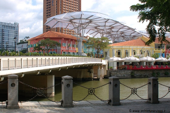 SINGAPORE RIVER - Il tratto di lungofiume nella zona dei Quays è scintillante e immacolato con la sua vocazione di quartiere di svago e intrattanimento